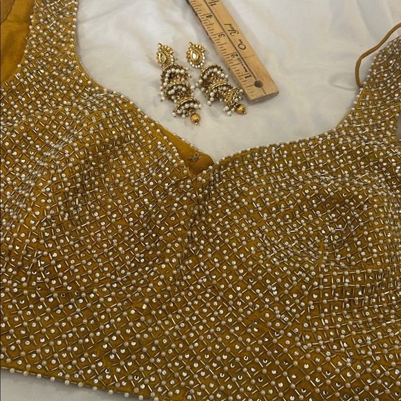 Lehenga charnyia choli yellow white gold. Net Duppatta
Pearls, sequins size L - Picture 4 of 17
